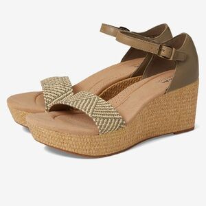 Brand new. Never worn super comfy and cute  Clarks™ Rose Ease sandals